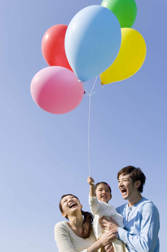 东方人,儿童,三个人,家庭,夫妻,母亲,父亲,女儿,站,举,抱,笑,微笑,露齿笑,竖图,室外,白天,正面,爱情,游戏,纯洁,玩具,亚洲,握,服装,装饰,塑料,浪漫,拿,玩,拿着,注视,休闲装,黄种人,娱乐,小孩,衣服,蓝色,蓝天,天空,气球,塑料制品,天,观察,看,托,站着,休闲,温暖,温馨,父女,母女,三口之家,一家人,休闲服,充气玩具,恩爱,父爱,可爱,母爱,童年,童趣,益智,握着,恋人,服饰,晴朗,抱着,观看,活动,华丽,修饰,点缀,和睦,察看,搂着,发泄,关注,消遣,智力,童真,烂漫,无邪,万里无云,宣泄,衬托,美观,雅致,雅观,天真,男人,男性,年轻男性,年轻女性,女孩,女人,女性,亚洲人,孩子,年轻人,夫妇,情侣,晴空,晴空万里,怀抱,举起,举手,举着,搂,搂抱,玩耍,嬉戏,相抱,向上举,向上伸,向上托,拥抱,站立,半身,彩图,伴侣,融洽,女生