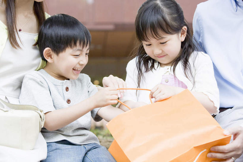 东方人,儿童,四个人,家庭,夫妻,母亲,父亲,女儿,儿子,坐,笑,微笑,露齿笑,横图,室内,白天,正面,爱情,购物,纯洁,消费,袋子,亚洲,握,服装,朦胧,模糊,包装袋,手提袋,购物袋,浪漫,拿,拿着,注视,休闲装,黄种人,小孩,衣服,观察,看,休闲,温暖,温馨,父女,父子,母女,母子,一家人,休闲服,恩爱,父爱,可爱,母爱,童年,童趣,握着,金融,恋人,服饰,观看,和睦,察看,购买,关注,贸易,童真,烂漫,无邪,天真,男孩,男人,男性,年轻男性,年轻女性,女孩,女人,女性,亚洲人,孩子,年轻人,夫妇,情侣,坐着,半身,彩图,伴侣,融洽,男生,女生