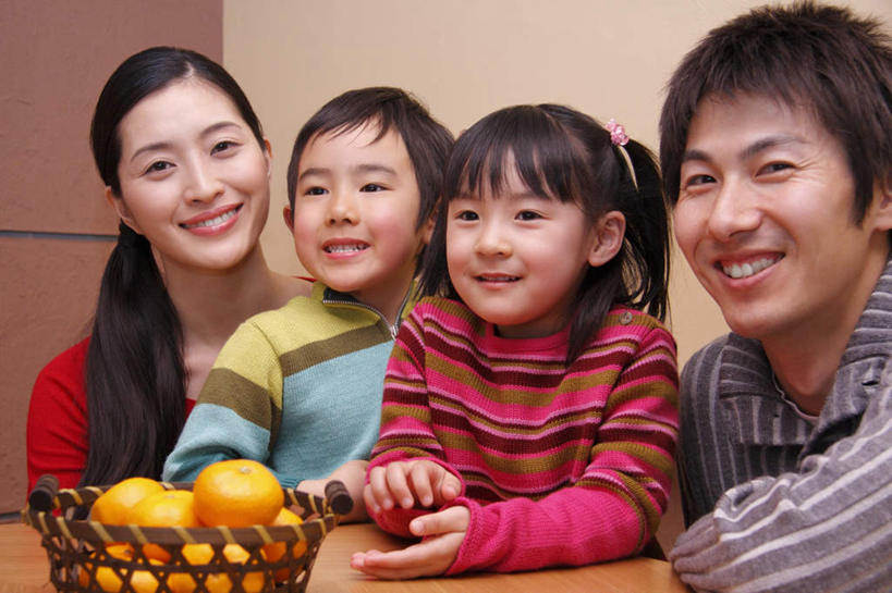 东方人,儿童,家庭,夫妻,母亲,父亲,女儿,儿子,坐,笑,微笑,露齿笑,横图,室内,白天,正面,爱情,纯洁,餐桌,桌子,柑橘,水果,亚洲,一堆,许多,堆叠,堆积,服装,朦胧,模糊,新鲜,生食,食品,果实,浪漫,注视,休闲装,黄种人,食物,小孩,衣服,观察,看,休闲,温暖,温馨,父女,父子,母女,母子,一家人,休闲服,恩爱,父爱,可爱,母爱,童年,童趣,恋人,服饰,有机食品,绿色食品,餐台,观看,堆,和睦,察看,关注,童真,烂漫,无邪,天真,男孩,男人,男性,年轻男性,年轻女性,女孩,女人,女性,亚洲人,孩子,年轻人,夫妇,情侣,橘子,桔子,橙子,橙,坐着,半身,彩图,伴侣,融洽,男生,女生