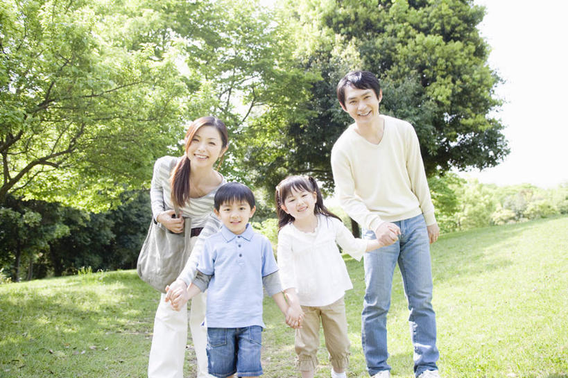 东方人,儿童,家庭,夫妻,母亲,父亲,女儿,儿子,站,握手,笑,微笑,露齿笑,横图,室外,白天,正面,爱情,纯洁,草地,草坪,树林,植物,亚洲,阴影,服装,朦胧,模糊,光线,包,皮包,影子,浪漫,注视,休闲装,黄种人,草,树,树木,小孩,衣服,绿色,阳光,自然,观察,看,站着,休闲,温暖,温馨,父女,父子,母女,母子,一家人,休闲服,恩爱,父爱,可爱,母爱,童年,童趣,恋人,服饰,生长,成长,观看,单肩包,和睦,察看,关注,童真,烂漫,无邪,天真,男孩,男人,男性,年轻男性,年轻女性,女孩,女人,女性,亚洲人,孩子,年轻人,夫妇,情侣,搀手,拉手,手搀手,手拉手,手牵手,手握手,站立,半身,彩图,伴侣,融洽,男生,女生