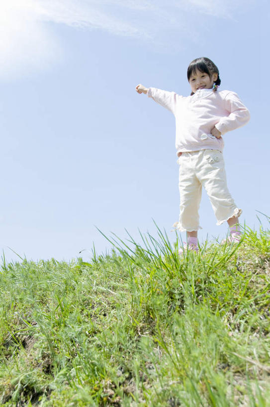 东方人,儿童,一个人,站,举,笑,微笑,露齿笑,竖图,室外,白天,仰视,纯洁,草地,草坪,植物,亚洲,仅一个女性,仅一个人,服装,朦胧,模糊,云,云朵,云彩,注视,休闲装,黄种人,草,小孩,衣服,蓝色,绿色,白云,蓝天,天空,天,观察,看,托,站着,仅一个小孩,休闲,休闲服,可爱,童年,童趣,服饰,晴朗,观看,察看,关注,童真,烂漫,无邪,天真,女孩,女人,女性,亚洲人,孩子,晴空,举起,举手,举着,向上举,向上伸,向上托,站立,彩图,低角度拍摄,全身,女生