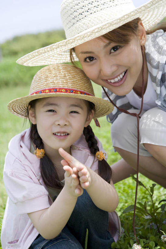 东方人,儿童,两个人,家庭,母亲,女儿,蹲,笑,微笑,露齿笑,竖图,室外,白天,正面,纯洁,草地,草坪,植物,帽子,亚洲,服装,朦胧,模糊,草帽,休闲装,黄种人,草,小孩,衣服,蓝色,绿色,蓝天,天空,天,休闲,温暖,温馨,母女,一家人,休闲服,可爱,母爱,童年,童趣,服饰,晴朗,和睦,童真,烂漫,无邪,万里无云,天真,年轻女性,女孩,女人,女性,亚洲人,孩子,年轻人,晴空,晴空万里,蹲着,半身,彩图,融洽,女生