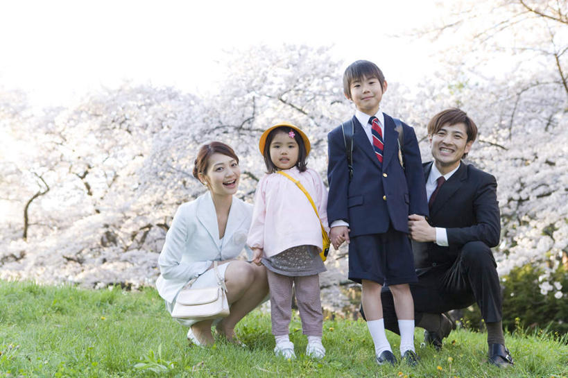 东方人,儿童,四个人,家庭,夫妻,母亲,父亲,女儿,儿子,站,蹲,笑,微笑,露齿笑,横图,室外,白天,正面,爱情,纯洁,草地,草坪,植物,樱花,亚洲,服装,盛开,浪漫,花蕾,注视,休闲装,黄种人,草,花,花瓣,花朵,鲜花,树,树木,小孩,衣服,蓝色,绿色,白色,蓝天,天空,自然,天,花苞,花蕊,观察,看,站着,休闲,温暖,温馨,父女,父子,母女,母子,一家人,休闲服,恩爱,父爱,可爱,母爱,童年,童趣,恋人,服饰,生长,晴朗,成长,观看,和睦,察看,关注,童真,烂漫,无邪,万里无云,仙樱花,福岛樱,青肤樱,天真,男孩,男人,男性,年轻男性,年轻女性,女孩,女人,女性,亚洲人,孩子,年轻人,夫妇,情侣,晴空,晴空万里,荆桃,蹲着,站立,彩图,全身,伴侣,融洽,男生,女生