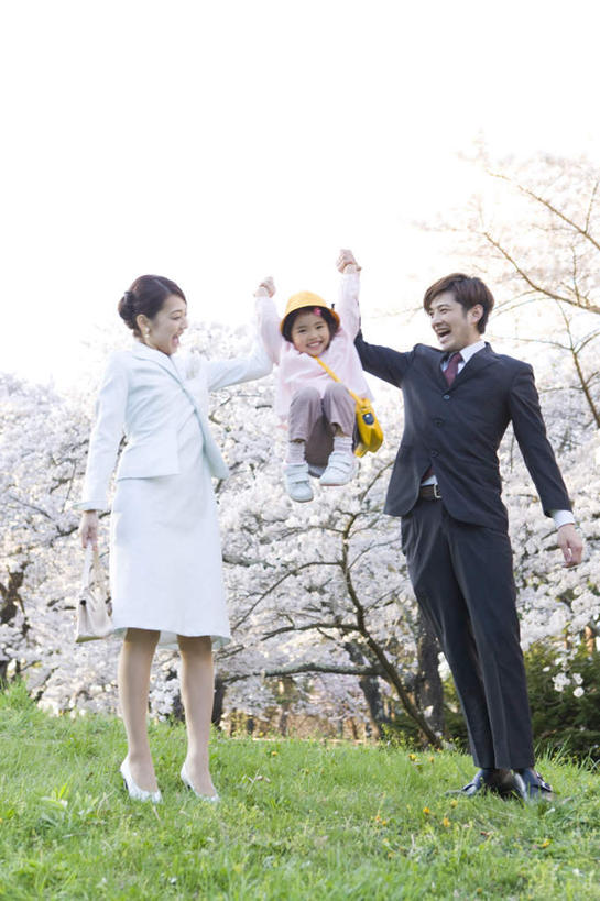 东方人,儿童,三个人,家庭,夫妻,母亲,父亲,女儿,站,握手,笑,大笑,竖图,室外,白天,正面,爱情,兴奋,纯洁,草地,草坪,植物,樱花,亚洲,许多,握,服装,盛开,浪漫,拿,花蕾,拿着,注视,休闲装,黄种人,草,花,花瓣,花朵,鲜花,树,树木,小孩,衣服,绿色,白色,自然,花苞,花蕊,观察,看,站着,张嘴,休闲,温暖,温馨,父女,母女,三口之家,一家人,休闲服,恩爱,父爱,可爱,母爱,童年,童趣,提,握着,恋人,服饰,生长,成长,观看,和睦,察看,提着,关注,张大嘴巴,童真,烂漫,无邪,哈哈大笑,仙樱花,福岛樱,青肤樱,天真,男人,男性,年轻男性,年轻女性,女孩,女人,女性,亚洲人,孩子,年轻人,夫妇,情侣,张开嘴,荆桃,搀手,拉手,手搀手,手拉手,手牵手,手握手,站立,半身,彩图,高兴,狂笑,伴侣,融洽,女生