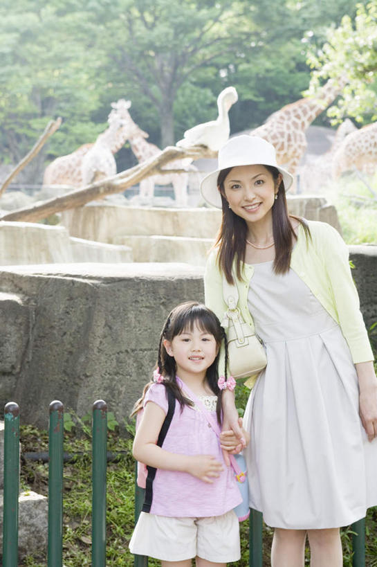 东方人,儿童,两个人,家庭,母亲,女儿,栏杆,站,握手,笑,微笑,露齿笑,竖图,室外,白天,正面,纯洁,哺乳动物,长颈鹿,鹿,野生动物,帽子,亚洲,阴影,服装,光线,包,皮包,影子,栅栏,篱笆,围栏,注视,休闲装,黄种人,护栏,一个,小孩,衣服,阳光,动物,遮阳帽,观察,看,站着,休闲,温暖,温馨,母女,一家人,休闲服,可爱,母爱,童年,童趣,服饰,活泼,三头,单个,观看,单肩包,和睦,察看,关注,童真,烂漫,无邪,天真,年轻女性,女孩,女人,女性,亚洲人,孩子,年轻人,搀手,拉手,手搀手,手拉手,手牵手,手握手,站立,半身,彩图,融洽,女生