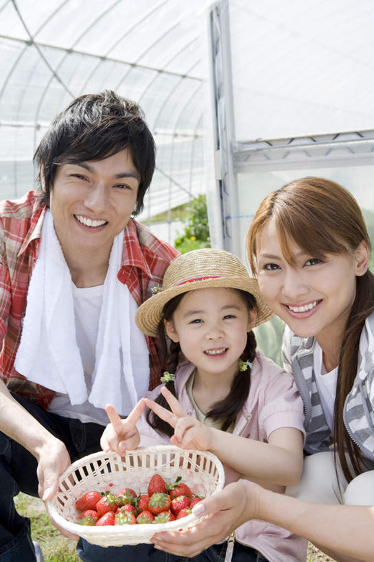 东方人,儿童,三个人,家庭,夫妻,母亲,父亲,女儿,菜园,站,举,笑,微笑,露齿笑,竖图,室外,白天,正面,爱情,纯洁,农作物,田园,草莓,浆果,帽子,水果,亚洲,一堆,许多,握,堆叠,堆积,服装,新鲜,暖棚,生食,食品,果实,浪漫,拿,拿着,注视,休闲装,黄种人,食物,小孩,衣服,红色,遮阳帽,观察,看,托,站着,休闲,温暖,温馨,父女,母女,三口之家,一家人,休闲服,恩爱,父爱,可爱,母爱,童年,童趣,握着,恋人,服饰,有机食品,绿色食品,观看,堆,和睦,察看,关注,童真,烂漫,无邪,菜棚,田庄,天真,男人,男性,年轻男性,年轻女性,女孩,女人,女性,亚洲人,孩子,年轻人,夫妇,情侣,洋莓,水果皇后,红莓,地莓,举起,举手,举着,向上举,向上伸,向上托,站立,半身,彩图,伴侣,融洽,女生