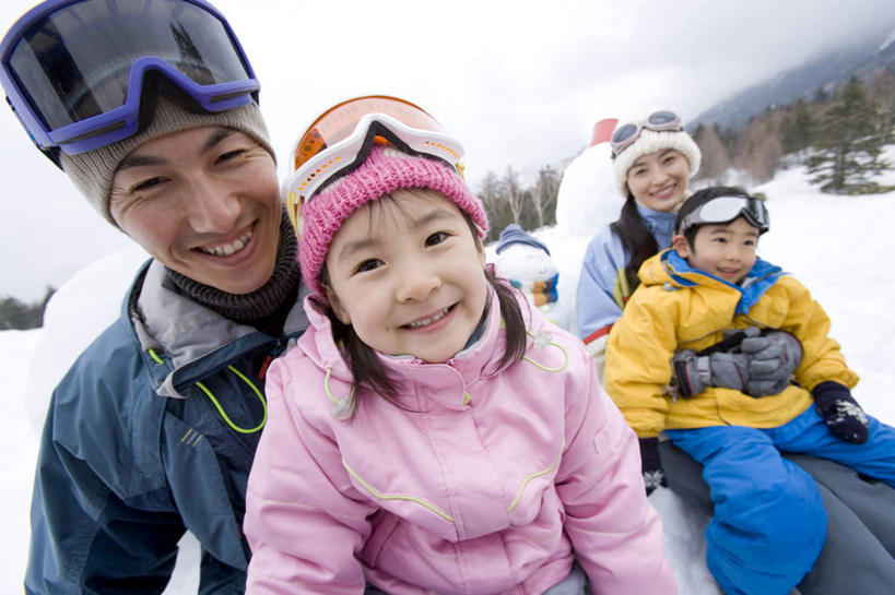 东方人,儿童,家庭,夫妻,母亲,父亲,女儿,儿子,坐,抱,笑,微笑,露齿笑,横图,室外,白天,正面,爱情,纯洁,安全,山,山脉,植物,帽子,亚洲,服装,朦胧,模糊,眼镜,山峰,防护,山峦,浪漫,注视,休闲装,黄种人,树,树木,小孩,衣服,蓝色,绿色,蓝天,天空,自然,群山,天,观察,看,休闲,温暖,温馨,父女,父子,母女,母子,一家人,休闲服,恩爱,父爱,可爱,母爱,童年,童趣,恋人,服饰,生长,晴朗,成长,抱着,观看,羽绒服,保暖,护目镜,保护,和睦,察看,搂着,御寒,关注,保险,童真,烂漫,无邪,万里无云,保全,周全,安稳,安定,棉帽,安全防护眼镜,冬装,平安,天真,男孩,男人,男性,年轻男性,年轻女性,女孩,女人,女性,亚洲人,孩子,年轻人,夫妇,情侣,晴空,晴空万里,怀抱,搂,搂抱,相抱,拥抱,坐着,半身,彩图,伴侣,融洽,防护眼镜,男生,女生