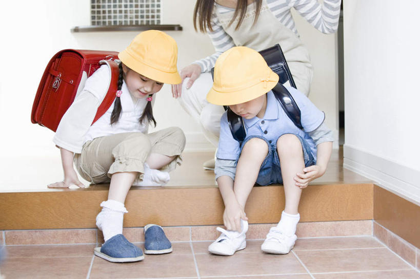 东方人,儿童,三个人,家庭,母亲,女儿,儿子,坐,横图,室内,白天,正面,纯洁,帽子,鞋子,亚洲,服装,包,书包,注视,休闲装,黄种人,穿,两个,小孩,衣服,黄色,背包,遮阳帽,观察,看,休闲,温暖,温馨,母女,母子,一家人,休闲服,可爱,母爱,童年,童趣,服饰,观看,和睦,察看,关注,童真,烂漫,无邪,天真,男孩,男人,男性,年轻女性,女孩,女人,女性,亚洲人,孩子,年轻人,坐着,半身,彩图,融洽,双肩包,男生,女生