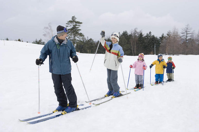 东方人,儿童,家庭,夫妻,母亲,父亲,女儿,儿子,站,举,横图,室外,白天,正面,爱情,锻炼,纯洁,运动,树林,雪,植物,大雪,帽子,亚洲,五个人,一排,握,服装,整齐,滑雪,积雪,雪景,云,云朵,冬季,冬天,许多人,浪漫,拿,云彩,拿着,扭头,注视,黄种人,树,树木,排列,小孩,衣服,蓝色,绿色,白云,蓝天,天空,自然,天,观察,看,托,站着,转头,一群人,温暖,温馨,父女,父子,母女,母子,一家人,恩爱,父爱,寒冷,可爱,母爱,童年,童趣,握着,恋人,服饰,生长,晴朗,成长,观看,羽绒服,保暖,滑雪杖,和睦,察看,御寒,队列,关注,童真,烂漫,无邪,棉帽,严寒,冬装,体育,天真,男孩,男人,男性,年轻男性,年轻女性,女孩,女人,女性,亚洲人,孩子,年轻人,夫妇,情侣,晴空,举起,举手,举着,向上举,向上伸,向上托,站立,彩图,全身,健身,伴侣,融洽,男生,女生