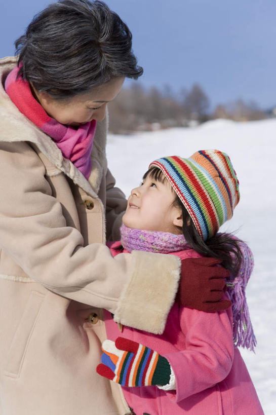东方人,儿童,老年人,两个人,家庭,祖母,站,抱,笑,微笑,露齿笑,竖图,室外,白天,侧面,纯洁,草地,草坪,雪,植物,大雪,帽子,亚洲,服装,装饰,积雪,雪景,冬季,冬天,注视,黄种人,草,小孩,衣服,蓝色,绿色,蓝天,天空,围巾,天,观察,看,站着,温暖,温馨,一家人,寒冷,可爱,童年,童趣,服饰,晴朗,奶奶,围脖,抱着,观看,祖孙,羽绒服,保暖,华丽,点缀,和睦,察看,搂着,御寒,关注,童真,烂漫,无邪,外婆,外孙女,外祖母,万里无云,衬托,美观,雅致,雅观,棉帽,严寒,冬装,天真,老年女性,女孩,女人,女性,亚洲人,孩子,孙女,晴空,晴空万里,怀抱,搂,搂抱,相抱,拥抱,站立,半身,彩图,融洽,女生