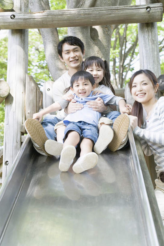 东方人,儿童,四个人,家庭,夫妻,母亲,父亲,女儿,儿子,站,坐,抱,笑,微笑,露齿笑,竖图,室外,白天,正面,爱情,游戏,纯洁,玩具,亚洲,服装,朦胧,模糊,浪漫,玩,注视,休闲装,黄种人,娱乐,小孩,衣服,蓝色,蓝天,天空,天,观察,看,站着,休闲,温暖,温馨,父女,父子,母女,母子,一家人,休闲服,滑滑梯,滑梯,恩爱,父爱,可爱,母爱,童年,童趣,益智,恋人,服饰,晴朗,抱着,观看,活动,和睦,察看,搂着,发泄,关注,消遣,智力,童真,烂漫,无邪,万里无云,宣泄,天真,男孩,男人,男性,年轻男性,年轻女性,女孩,女人,女性,亚洲人,孩子,年轻人,夫妇,情侣,晴空,晴空万里,怀抱,搂,搂抱,玩耍,嬉戏,相抱,拥抱,站立,坐着,彩图,全身,伴侣,融洽,男生,女生