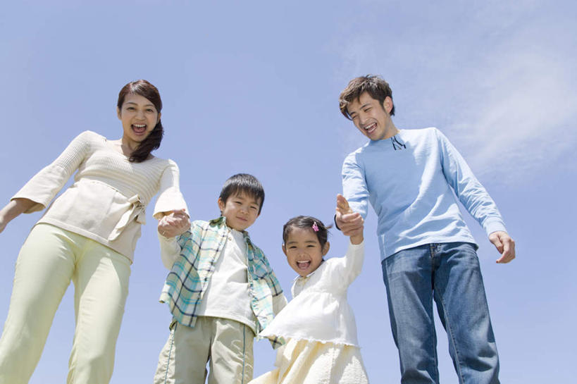 东方人,儿童,四个人,家庭,夫妻,母亲,父亲,女儿,儿子,走,握手,笑,大笑,横图,室外,白天,仰视,爱情,兴奋,纯洁,亚洲,一排,阴影,服装,整齐,光线,影子,云,云朵,浪漫,云彩,注视,休闲装,黄种人,排列,小孩,衣服,蓝色,白云,蓝天,天空,阳光,天,观察,看,张嘴,休闲,温暖,温馨,父女,父子,母女,母子,一家人,休闲服,恩爱,父爱,可爱,母爱,童年,童趣,恋人,服饰,晴朗,观看,和睦,察看,队列,关注,张大嘴巴,童真,烂漫,无邪,哈哈大笑,天真,男孩,男人,男性,年轻男性,年轻女性,女孩,女人,女性,亚洲人,孩子,年轻人,夫妇,情侣,晴空,张开嘴,步行,搀手,拉手,散步,手搀手,手拉手,手牵手,手握手,走路,半身,彩图,低角度拍摄,高兴,狂笑,伴侣,融洽,男生,女生