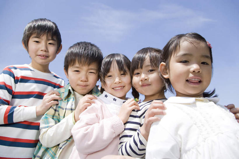 东方人,儿童,伙伴,朋友,站,笑,微笑,露齿笑,横图,室外,白天,正面,友谊,纯洁,亚洲,五个人,一排,阴影,服装,整齐,光线,影子,云,云朵,许多人,云彩,注视,休闲装,黄种人,排列,小孩,衣服,蓝色,白云,蓝天,天空,阳光,天,观察,看,站着,一群人,休闲,休闲服,可爱,童年,童趣,搭,服饰,晴朗,观看,察看,搭着,队列,关注,童真,烂漫,无邪,天真,友情,男孩,男人,男性,女孩,女人,女性,亚洲人,晴空,站立,半身,彩图,男生,女生