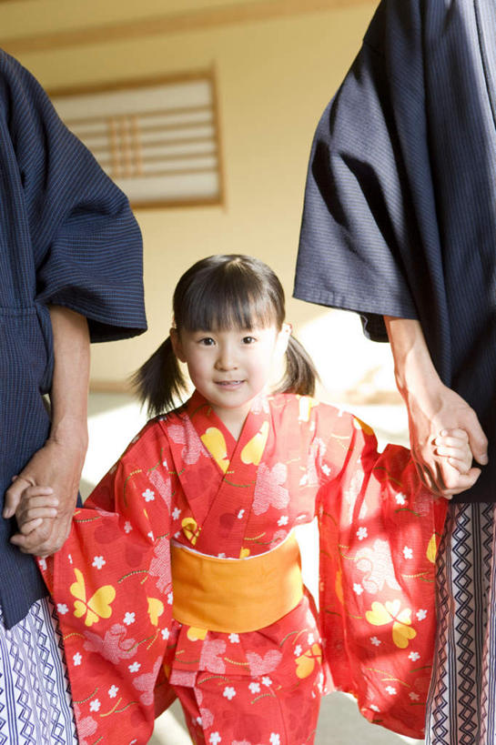 东方人,儿童,老年人,三个人,家庭,夫妻,祖母,祖父,站,握手,笑,微笑,露齿笑,竖图,室内,白天,正面,民族服装,爱情,纯洁,亚洲,和服,朦胧,模糊,浪漫,注视,黄种人,小孩,观察,看,站着,温暖,温馨,一家人,恩爱,可爱,童年,童趣,恋人,服饰,奶奶,爷爷,观看,祖孙,和睦,察看,关注,童真,烂漫,无邪,外婆,外孙女,外祖母,外公,外祖父,吴服,唐草,唐花,唐锦,天真,老年男性,老年女性,男人,男性,女孩,女人,女性,亚洲人,孩子,夫妇,情侣,孙女,搀手,拉手,手搀手,手拉手,手牵手,手握手,站立,半身,彩图,传统服装,民俗服,伴侣,融洽,女生