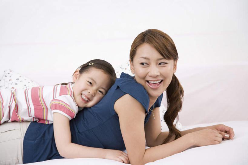 东方人,儿童,两个人,家庭,母亲,女儿,躺,笑,微笑,露齿笑,横图,室内,白天,侧面,纯洁,床,亚洲,服装,朦胧,模糊,墙,床单,扭头,注视,休闲装,黄种人,被子,墙壁,墙面,小孩,衣服,观察,看,趴着,转头,休闲,温暖,温馨,母女,一家人,休闲服,可爱,母爱,童年,童趣,服饰,单人床,观看,和睦,察看,被单,关注,童真,烂漫,无邪,卧着,天真,年轻女性,女孩,女人,女性,亚洲人,孩子,年轻人,趴,躺着,卧,半身,彩图,融洽,女生