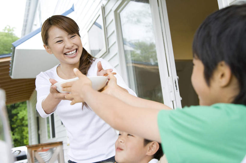 东方人,儿童,三个人,家庭,母亲,儿子,站,坐,举,捧,笑,微笑,露齿笑,横图,室内,白天,仰视,纯洁,植物,门,亚洲,一棵,阴影,服装,朦胧,模糊,反射,影子,注视,休闲装,黄种人,树,树木,小孩,衣服,绿色,自然,门框,观察,看,托,站着,休闲,温暖,温馨,母子,一家人,休闲服,可爱,母爱,童年,童趣,服饰,生长,成长,观看,和睦,察看,关注,童真,烂漫,无邪,天真,男孩,年轻女性,女人,女性,亚洲人,孩子,年轻人,端,端着,举起,举手,举着,捧着,手捧,向上举,向上伸,向上托,站立,坐着,半身,彩图,低角度拍摄,融洽,男生