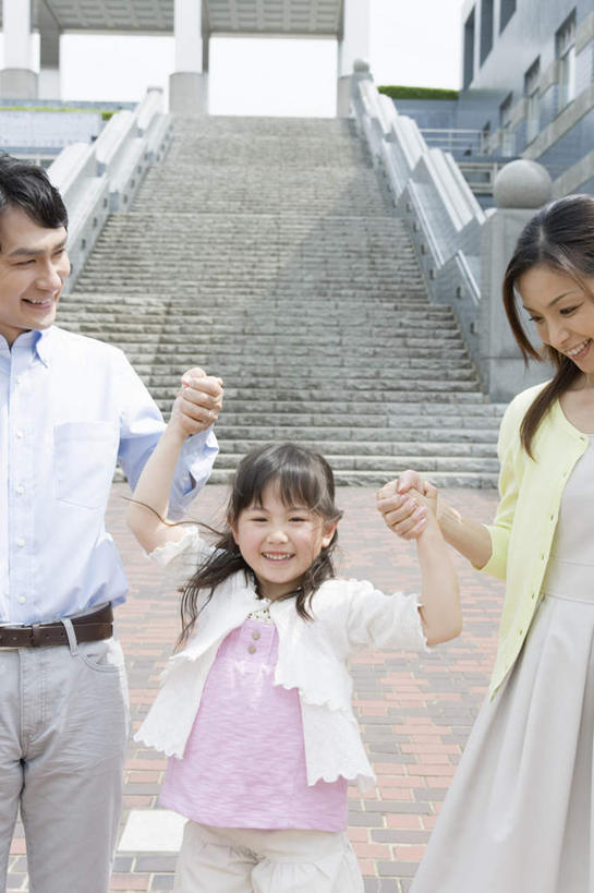 东方人,儿童,三个人,家庭,夫妻,母亲,父亲,儿子,栏杆,走,举,伸展双臂,握手,笑,微笑,露齿笑,竖图,室外,白天,正面,爱情,纯洁,楼梯,亚洲,阴影,服装,朦胧,模糊,光线,扶手,影子,阶梯,浪漫,注视,休闲装,黄种人,护栏,台阶,小孩,衣服,阳光,观察,看,托,休闲,温暖,温馨,父子,母子,三口之家,一家人,休闲服,恩爱,父爱,可爱,母爱,童年,童趣,提,恋人,服饰,观看,和睦,察看,提着,关注,童真,烂漫,无邪,天真,男孩,男人,男性,年轻男性,年轻女性,女人,女性,亚洲人,孩子,年轻人,夫妇,情侣,步行,搀手,敞开双臂,举起,举手,举着,拉手,散步,伸开双臂,手搀手,手拉手,手牵手,手握手,向上举,向上伸,向上托,展开双肩,张开手臂,张开双臂,走路,半身,彩图,伴侣,融洽,男生
