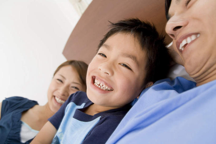 东方人,儿童,脸,头,脸颊,三个人,家庭,夫妻,母亲,父亲,儿子,躺,笑,微笑,露齿笑,横图,俯视,室内,特写,白天,爱情,纯洁,床,卧室,亚洲,服装,朦胧,模糊,双人床,床单,浪漫,注视,休闲装,黄种人,被子,肩膀,小孩,衣服,观察,看,休闲,温暖,温馨,父子,母子,三口之家,一家人,休闲服,恩爱,父爱,可爱,母爱,童年,童趣,恋人,服饰,观看,和睦,察看,被单,关注,童真,烂漫,无邪,卧着,天真,男孩,男人,男性,年轻男性,年轻女性,女人,女性,亚洲人,孩子,年轻人,头部,脸部,脸蛋,面部,夫妇,情侣,躺着,卧,半身,彩图,高角度拍摄,睡房,卧房,伴侣,融洽,男生