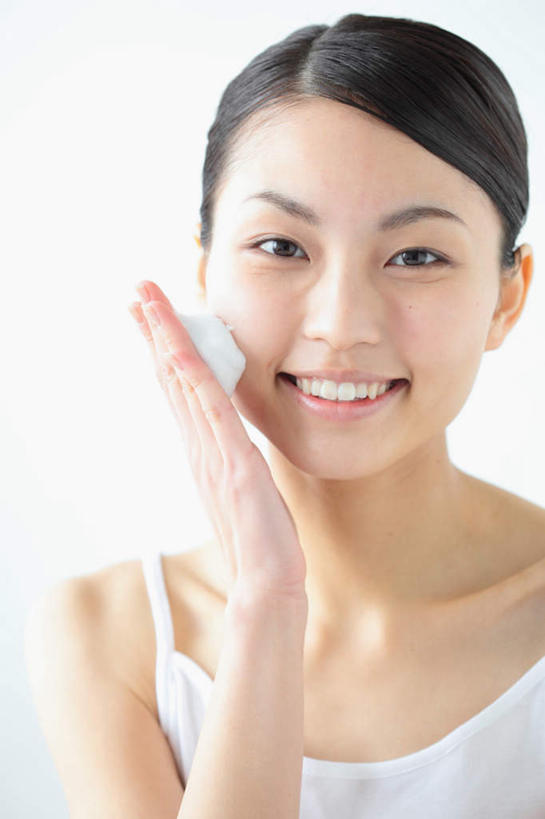 东方人,脸,头,脸颊,手,一个人,站,笑,微笑,露齿笑,竖图,室内,特写,白天,留白,白色背景,正面,化妆,美容,吊带,亚洲,仅一个年轻女性,仅一个女性,仅一个人,护肤,服装,美白,涂抹,注视,吊带衫,休闲装,黄种人,肩膀,衣服,白色,化妆品,观察,看,清洁,站着,保养,享受,休闲,手部,休闲服,面膜,放松,去角质,保健,摄影,服饰,影棚,观看,抹,保湿,单手,察看,滋润,护肤品,关注,去死皮,舒缓,养颜,膏状,膏状面膜,去污,控油,紧肤,嫩肤,祛痘,去痘,祛角质,抗衰,再生,增白,补水,祛斑,抗皱,防皱,除皱,去皱,年轻女性,女人,女性,亚洲人,头部,脸部,脸蛋,面部,站立,半身,彩图,影棚拍摄,拍摄