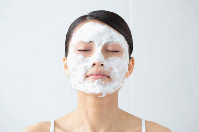 东方人,脸,头,脸颊,一个人,站,闭眼,笑,微笑,露齿笑,横图,室内,特写,白天,留白,白色背景,正面,化妆,美容,吊带,亚洲,仅一个年轻女性,仅一个女性,仅一个人,护肤,服装,美白,吊带衫,休闲装,黄种人,肩膀,衣服,白色,化妆品,清洁,站着,保养,享受,休闲,休闲服,面膜,放松,去角质,保健,摄影,服饰,影棚,保湿,滋润,护肤品,去死皮,舒缓,养颜,膏状,膏状面膜,去污,控油,紧肤,嫩肤,祛痘,去痘,祛角质,抗衰,再生,增白,补水,祛斑,抗皱,防皱,除皱,去皱,年轻女性,女人,女性,亚洲人,头部,脸部,脸蛋,面部,闭眼睛,闭着眼,闭着眼睛,站立,半身,彩图,影棚拍摄,拍摄