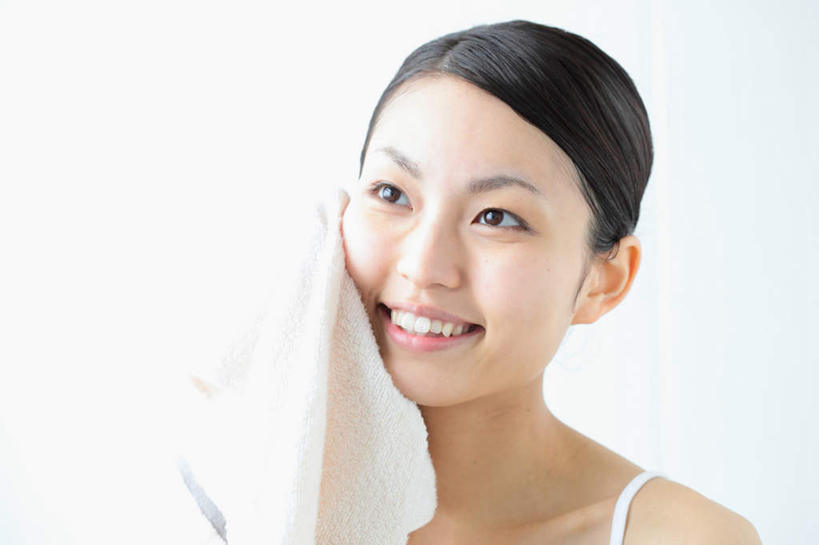 东方人,脸,头,脸颊,手,一个人,站,举,笑,微笑,露齿笑,横图,室内,特写,白天,留白,白色背景,正面,吊带,纺织品,亚洲,仅一个年轻女性,仅一个女性,仅一个人,一条,擦,抚摸,握,服装,纺织物,拿,拿着,注视,吊带衫,休闲装,黄种人,肩膀,纺织,衣服,白色,毛巾,观察,看,清洁,托,站着,休闲,手部,休闲服,擦拭,握着,摄影,服饰,影棚,观看,保暖,单手,察看,关注,透气,防水,储水,耐磨,吸水,揩擦,拭,年轻女性,女人,女性,亚洲人,头部,脸部,脸蛋,面部,举起,举手,举着,向上举,向上伸,向上托,站立,半身,彩图,影棚拍摄,拍摄,轻抚