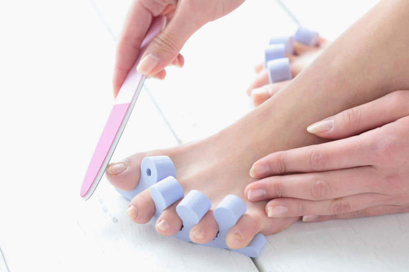 东方人,手,腿部,脚,脚趾,脚趾甲,腿,一个人,坐,摸,横图,俯视,室内,特写,白天,白色背景,亚洲,双手,仅一个年轻女性,仅一个女性,仅一个人,抚摸,握,服装,朦胧,模糊,拿,拿着,休闲装,黄种人,光脚,两个,衣服,休闲,赤脚,手部,休闲服,握着,摄影,服饰,影棚,锉刀,指甲锉,分趾棉,夹趾器,年轻女性,女人,女性,亚洲人,脚指甲,触摸,接触,坐着,半身,彩图,高角度拍摄,影棚拍摄,拍摄