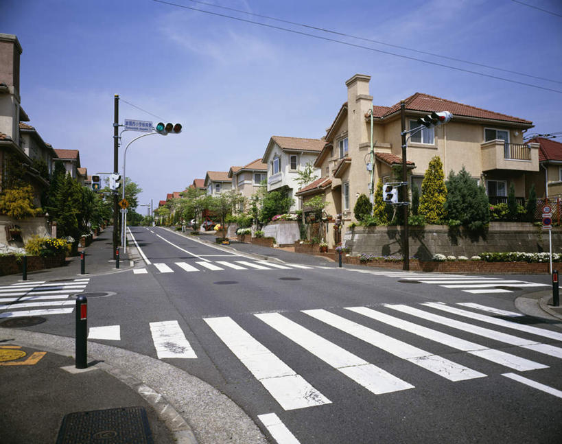 无人,家,横图,室外,白天,仰视,旅游,度假,安全,美景,别墅,城市风光,城市,道路,建筑,路,人行横道,公路,神奈川,日本,亚洲,阴影,电力,光线,日文,标志,电线,电线杆,文字,线,影子,字符,房屋,屋子,景观,云,云朵,公寓,红绿灯,人行道,电能,信号灯,交通,神奈川县,线路,云彩,娱乐,标识,建设,洋房,楼房,住宅,蓝色,白云,蓝天,天空,阳光,天,享受,休闲,景色,放松,警示,晴朗,电,电源,提示,人行横道线,能量,流通,东亚,交通信号灯,本州,行人信号灯,关东地方,本州岛,日本国,日语,晴空,斑马线,马路,彩图,低角度拍摄,房子