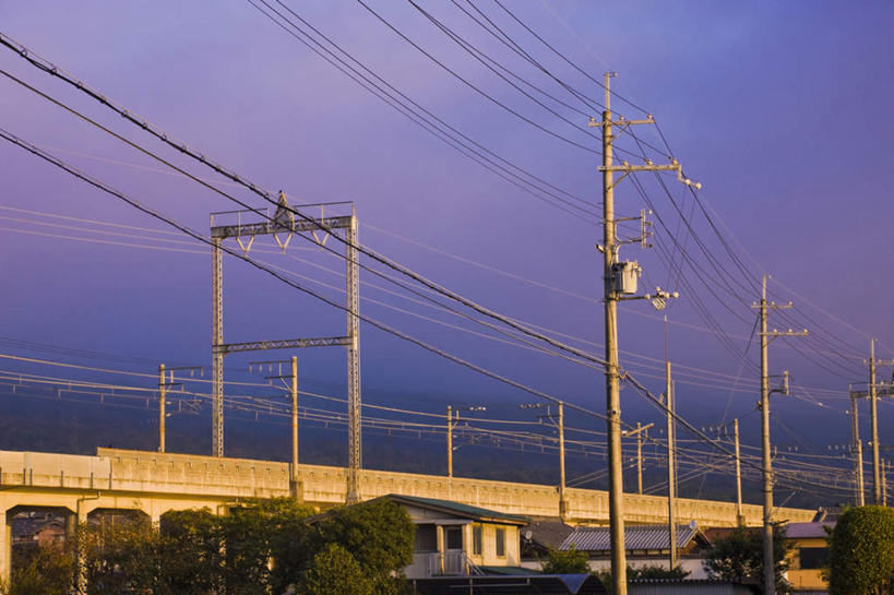 无人,家,栏杆,横图,室外,白天,仰视,旅游,度假,日落,植物,道路,路,铁路,公路,京都,日本,亚洲,阴影,电力,光线,电线,电线杆,线,影子,房屋,屋子,晚霞,霞光,落日,高架,围栏,电能,轨道,交通,铁轨,线路,娱乐,护栏,楼房,住宅,树,树木,绿色,阳光,自然,黄昏,享受,休闲,彩霞,放松,京都府,生长,成长,电,电源,能量,高架桥,东亚,高架道路,跨线桥,本州,本州岛,日本国,近畿地方,近畿,滋贺,滋贺县,县厅,京都市,湖西线,夕照,夕阳,彩图,低角度拍摄,房子,斜阳