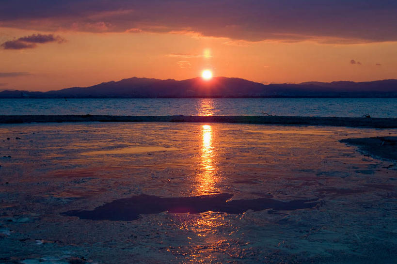 无人,横图,室外,白天,正面,旅游,度假,海浪,海洋,美景,日落,沙滩,山,山脉,日本,亚洲,朦胧,模糊,沙子,冰,海岸,景观,浪花,山峰,晚霞,霞光,沙地,山峦,背光,娱乐,自然,海水,黄昏,浮冰,群山,享受,休闲,景色,彩霞,放松,寒冷,冰冷,自然风光,逆光,海景,东亚,本州,本州岛,日本国,近畿地方,近畿,滋贺,滋贺县,琵琶湖,严寒,冰凉,酷寒,凛冽,凛凛,极冷,流冰,浮冰块,大海,风浪,海,海水的波动,海滩,近岸浪,涌浪,夕阳,彩图