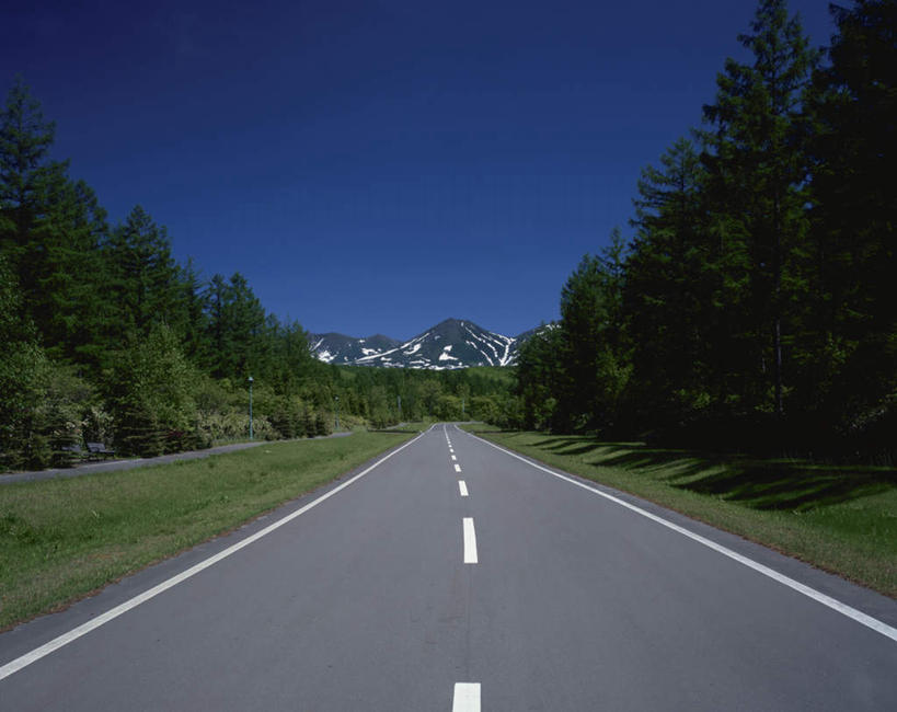 无人,横图,室外,白天,正面,旅游,度假,草地,草坪,美景,山,山脉,雪,植物,大雪,道路,路,公路,北海道,日本,亚洲,积雪,景观,山峰,雪景,冬季,冬天,分界线,停车线,交通,山峦,娱乐,草,树,树木,蓝色,绿色,蓝天,天空,自然,群山,天,享受,休闲,景色,放松,寒冷,生长,成长,车行道,车行道分界线,自然风光,标线,东亚,车行线,日本国,北海道地方,北海道岛,严寒,马路,彩图