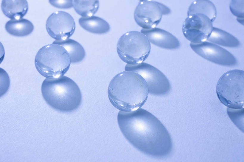 无人,横图,俯视,室内,特写,白天,游戏,静物,玩具,一排,许多,阴影,蓝色背景,朦胧,模糊,整齐,反射,影子,玩,娱乐,弹珠,排列,休闲,益智,摄影,影棚,活动,队列,发泄,消遣,欣赏,智力,弹球,宣泄,美观,玩耍,嬉戏,彩图,高角度拍摄,影棚拍摄,拍摄