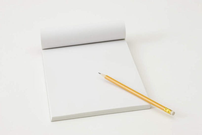 无人,横图,俯视,室内,特写,白天,白色背景,静物,一本,朦胧,模糊,笔,办公用品,备忘录,记事本,文具,白纸,本子,笔记本,铅笔,学习用品,打开,摄影,影棚,文具用品,一支,开启,空白,彩图,高角度拍摄,影棚拍摄,拍摄