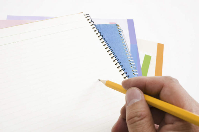 东方人,手,一个人,办公室,横图,俯视,室内,特写,白天,家具,桌子,亚洲,仅一个男性,仅一个人,一堆,许多,握,堆叠,堆积,朦胧,模糊,笔,办公桌,办公用品,记事本,拿,拿着,黄种人,文具,仅一个年轻男性,本子,笔记本,铅笔,学习用品,手部,握着,堆,单手,文具用品,一支,办公家具,男人,男性,年轻男性,亚洲人,半身,彩图,高角度拍摄