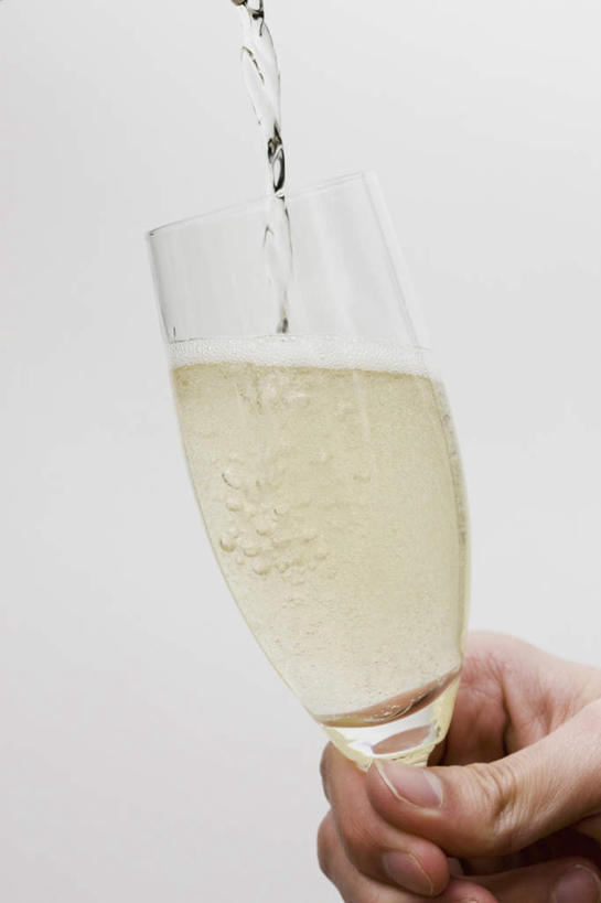 红酒,葡萄酒,手,一个人,站,举,竖图,室内,特写,白天,白色背景,正面,杯子,仅一个男性,仅一个人,握,朦胧,模糊,高脚杯,红酒杯,白葡萄酒,酒类,拿,拿着,玻璃制品,酒,饮料,仅一个年轻男性,酒杯,托,站着,手部,握着,摄影,影棚,单手,男人,男性,年轻男性,玻璃杯,举起,举手,举着,向上举,向上伸,向上托,站立,半身,彩图,影棚拍摄,拍摄