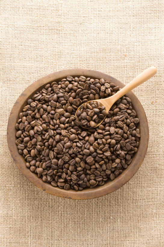 咖啡,无人,竖图,俯视,室内,白天,白色背景,植物,餐桌,桌子,豆,静物,一堆,许多,堆叠,堆积,木制,勺子,豆类,豆子,一个,木制品,调羹,汤匙,碗,咖啡豆,摄影,影棚,单个,餐台,堆,豆科,咖啡因,彩图,高角度拍摄,影棚拍摄,拍摄