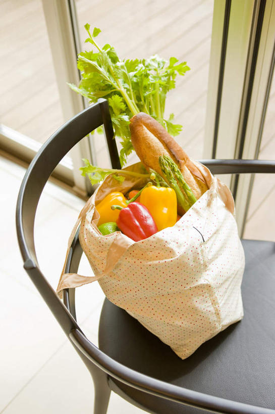 点心,面包,无人,竖图,俯视,室内,特写,白天,购物,消费,地板,辣椒,芦笋,芹菜,蔬菜,袋子,椅子,一根,一排,许多,环保,朦胧,模糊,新鲜,整齐,包装袋,塑料,食品,面点,购物袋,地面,木地板,食物,糕点,排列,环保袋,塑料制品,金融,有机食品,绿色食品,堆,回收,资源,队列,购买,贸易,利用,彩椒,低碳,循环,辣角,红海椒,大椒,辣虎,广椒,根芹菜,根洋芹,球根塘蒿,猪尾巴,药芹,药鸡豆子,甜椒,水芹,柿子椒,石刁柏,蚂蚁杆,龙须菜,狼尾巴根,辣子,旱芹,海椒,番椒,灯笼椒,彩图,高角度拍摄