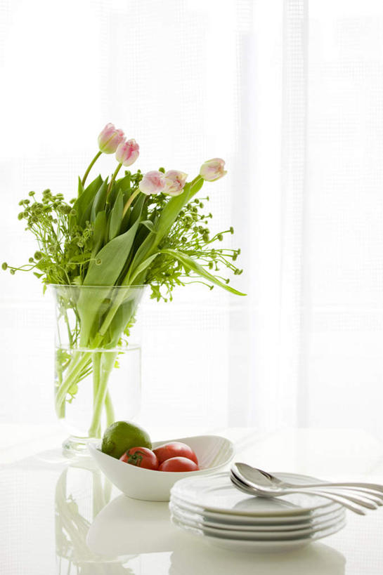 无人,竖图,俯视,室内,特写,白天,爱情,窗户,郁金香,蔬菜,西红柿,餐具,花瓶,金属制品,五朵,一堆,许多,阴影,堆叠,堆积,朦胧,模糊,新鲜,盛开,光线,金属,碟子,盘,影子,勺子,食品,祝福,花蕾,玻璃窗,玻璃制品,花,花瓣,花朵,鲜花,食物,一个,粉色,阳光,盘子,玻璃瓶,瓶子,调羹,碟,汤匙,碗,花苞,花蕊,四个,有机食品,绿色食品,单个,堆,表白,荣誉,永恒,郁香,洋荷花,草麝香,番茄,彩图,高角度拍摄