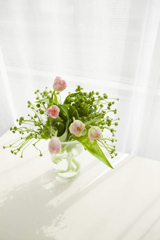 无人,竖图,俯视,室内,特写,白天,爱情,餐桌,窗户,桌子,郁金香,花瓶,五朵,许多,阴影,朦胧,模糊,盛开,光线,影子,祝福,花蕾,玻璃窗,玻璃制品,花,花瓣,花朵,鲜花,粉色,阳光,玻璃瓶,瓶子,花苞,花蕊,餐台,表白,荣誉,永恒,郁香,洋荷花,草麝香,彩图,高角度拍摄