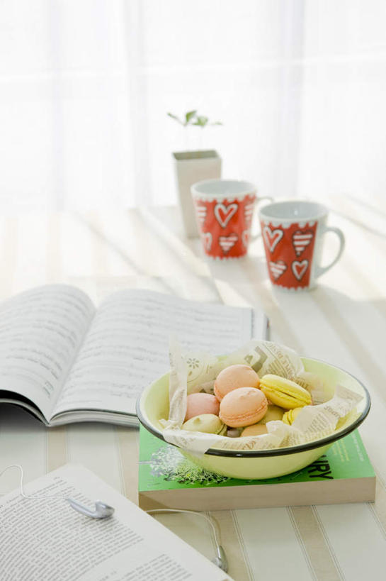 点心,无人,竖图,俯视,室内,白天,快乐,满意,幸福,餐桌,桌子,静物,杯子,书籍,一堆,一副,堆叠,堆积,朦胧,模糊,瓷器,食品,甜点,甜品,咖啡杯,陶瓷制品,音响,音乐,娱乐,食物,糕点,两个,耳机,甜食,三本,享受,休闲,放松,摄影,影棚,餐台,堆,舒适,享乐,瓷杯,书,图书,彩图,高角度拍摄,影棚拍摄,拍摄