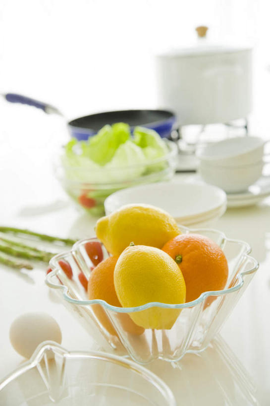 无人,竖图,俯视,室内,特写,白天,白色背景,烹饪,餐桌,桌子,柑橘,柠檬,芦笋,蔬菜,餐具,厨具,水果,一堆,许多,堆叠,堆积,朦胧,模糊,新鲜,碟子,锅子,盘,平底锅,生菜,莴苣,蛋,鸡蛋,生食,食品,果实,食物,一个,黄色,盘子,碟,碗,四个,摄影,有机食品,绿色食品,影棚,单个,餐台,锅具,堆,烹饪用具,春菜,鹅仔菜,莴仔菜,千金菜,卵,叶用莴苣,烹调用具,益母果,柠果,橘子,桔子,橙子,橙,猪尾巴,药鸡豆子,石刁柏,蚂蚁杆,龙须菜,狼尾巴根,烹调,彩图,高角度拍摄,影棚拍摄,拍摄