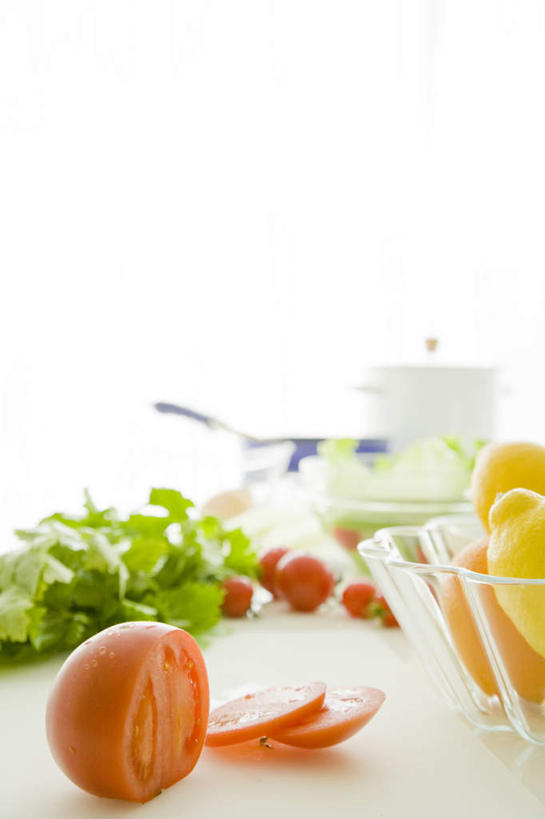 无人,竖图,俯视,室内,特写,白天,白色背景,烹饪,餐桌,桌子,柑橘,柠檬,蔬菜,西红柿,杯子,餐具,厨具,水果,一堆,许多,切开,堆积,朦胧,模糊,新鲜,瓷器,碟子,锅子,盘,生菜,莴苣,生食,食品,果实,咖啡杯,陶瓷制品,食物,三个,黄色,盘子,碟,切,橙色,摄影,有机食品,绿色食品,影棚,餐台,堆,瓷杯,剖面,烹饪用具,切面,春菜,鹅仔菜,莴仔菜,千金菜,叶用莴苣,烹调用具,益母果,柠果,橘子,桔子,橙子,橙,番茄,烹调,彩图,高角度拍摄,影棚拍摄,拍摄