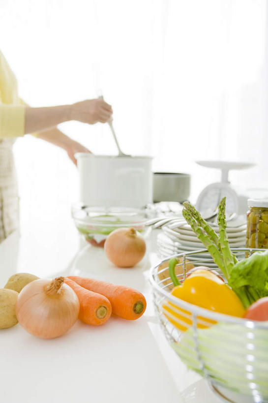 东方人,手,一个人,站,竖图,室内,特写,白天,侧面,烹饪,仪器,餐桌,桌子,萝卜,胡萝卜,辣椒,芦笋,蔬菜,土豆,洋葱,厨具,亚洲,双手,仅一个年轻女性,仅一个女性,仅一个人,一堆,许多,握,堆叠,堆积,服装,朦胧,模糊,新鲜,锅子,勺子,生菜,莴苣,食品,拿,拿着,休闲装,黄种人,食物,衣服,调羹,汤匙,站着,休闲,手部,休闲服,握着,服饰,有机食品,绿色食品,餐台,锅具,堆,衡量,计量,台秤,彩椒,烹饪用具,辣角,红海椒,大椒,辣虎,广椒,馍馍蛋,衡器,春菜,鹅仔菜,莴仔菜,千金菜,叶用莴苣,年轻女性,女人,女性,亚洲人,秤,烹调用具,猪尾巴,圆葱,药鸡豆子,洋芋,洋葱头,甜椒,柿子椒,石刁柏,山药蛋,球葱,蚂蚁杆,马铃薯,龙须菜,狼尾巴根,辣子,红萝卜,海椒,甘荀,番椒,灯笼椒,烹调,站立,半身,彩图