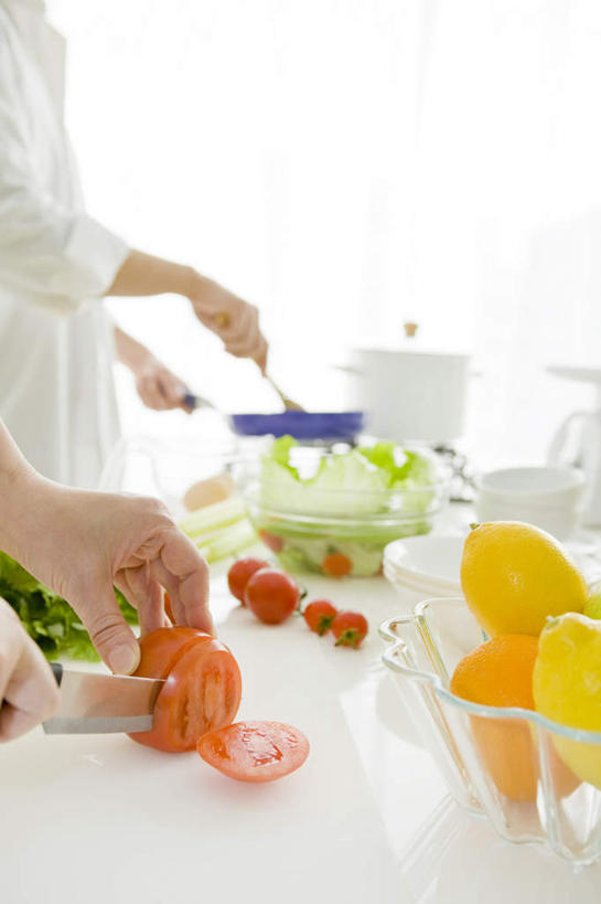 东方人,手,两个人,夫妻,站,举,竖图,室内,特写,白天,正面,爱情,烹饪,餐桌,厨房,桌子,柑橘,柠檬,蔬菜,西红柿,厨具,金属制品,亚洲,双手,一把,一堆,许多,切开,握,堆积,服装,朦胧,模糊,新鲜,金属,工具,锅子,平底锅,生菜,莴苣,食品,刀具,浪漫,拿,拿着,休闲装,黄种人,白菜,食物,三个,一个,衣服,刀,切,托,站着,休闲,手部,休闲服,恩爱,握着,恋人,服饰,有机食品,绿色食品,单个,餐台,锅具,堆,菜刀,剖面,烹饪用具,切面,春菜,鹅仔菜,莴仔菜,千金菜,切菜刀,叶用莴苣,男人,男性,年轻男性,年轻女性,女人,女性,亚洲人,夫妇,情侣,烹调用具,益母果,柠果,橘子,桔子,橙子,橙,樱桃番茄,圣女果,番茄,举起,举手,举着,烹调,向上举,向上伸,向上托,站立,半身,彩图,灶间,伴侣