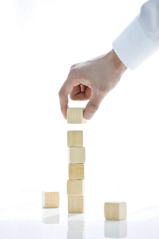 东方人,手,一个人,站,竖图,室内,特写,白天,白色背景,正面,游戏,智慧,玩具,亚洲,仅一个男性,仅一个人,一堆,许多,握,堆叠,堆积,朦胧,模糊,拿,玩,拿着,黄种人,娱乐,仅一个年轻男性,站着,休闲,手部,积木,益智,握着,摄影,影棚,活动,堆,思维,发泄,消遣,智力,想象,宣泄,男人,男性,年轻男性,亚洲人,玩耍,嬉戏,站立,半身,彩图,影棚拍摄,拍摄