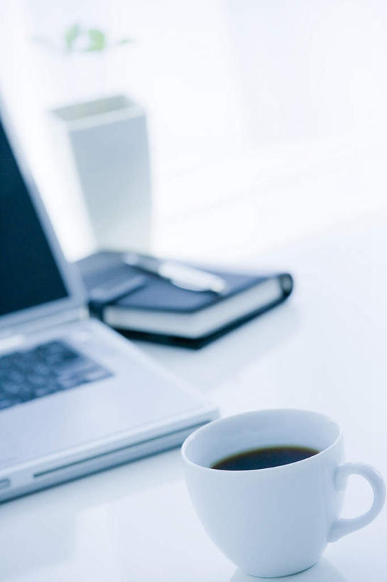咖啡,无人,办公室,竖图,俯视,室内,特写,白天,幸福,电脑,笔记本电脑,餐桌,家具,桌子,静物,杯子,一本,模糊,网络,瓷器,办公桌,备忘录,记事本,咖啡杯,陶瓷制品,娱乐,通讯设备,饮料,本子,笔记本,享受,休闲,温馨,放松,乐趣,摄影,影棚,餐台,一台,提神,无线,舒适,瓷杯,醒脑,通信设备,无线网络,无线上网,便携式电脑,办公家具,软饮料,手提电脑,彩图,高角度拍摄,影棚拍摄,拍摄