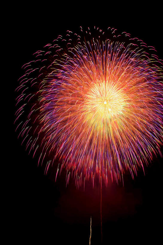 无人,竖图,室外,特写,夜晚,仰视,旅游,度假,烟火,朦胧,模糊,庆祝,美丽,娱乐,黑色,天空,焰火,天,享受,休闲,闪耀,放松,庆贺,闪烁,祝贺,礼花,花炮,礼花炮,绚烂,闪动,闪灼,烟花,彩图,低角度拍摄