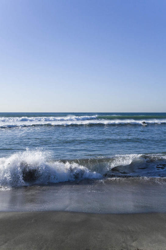 无人,竖图,室外,白天,正面,旅游,度假,海浪,海洋,美景,沙滩,朦胧,模糊,沙子,海岸,景观,浪花,水平线,辽阔,海平线,沙地,娱乐,蓝色,蓝天,天空,自然,海水,天,享受,休闲,广阔,景色,放松,晴朗,一望无际,自然风光,海景,万里无云,无边无际,一马平川,大海,风浪,海,海水的波动,海滩,近岸浪,涌浪,晴空,晴空万里,彩图,水天相接,水天一线