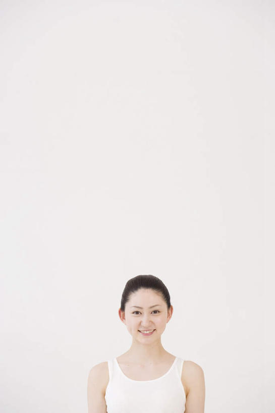 东方人,脸,头,脸颊,头发,一个人,笑,微笑,露齿笑,竖图,室内,白天,白色背景,正面,亚洲,仅一个年轻女性,仅一个女性,仅一个人,服装,墙,注视,休闲装,黄种人,墙壁,墙面,衣服,白色,黑色,观察,看,靠,靠着,倚靠,休闲,休闲服,摄影,服饰,影棚,观看,察看,倚着,关注,年轻女性,女人,女性,亚洲人,头部,脸部,脸蛋,面部,半身,彩图,影棚拍摄,拍摄