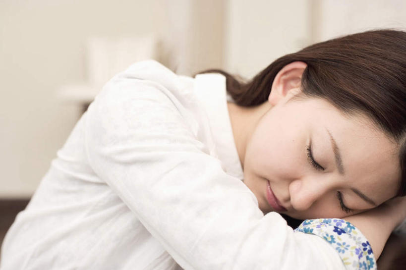 东方人,脸,头,脸颊,头发,一个人,客厅,坐,闭眼,笑,摸,微笑,横图,室内,特写,白天,正面,沙发,亚洲,仅一个年轻女性,仅一个女性,仅一个人,抚摸,阴影,服装,朦胧,模糊,光线,影子,墙,褐色,休闲装,黄种人,墙壁,墙面,衣服,白色,黑色,阳光,靠,靠着,趴着,倚靠,休闲,休闲服,服饰,起居室,倚着,布艺沙发,年轻女性,女人,女性,亚洲人,头部,长发,脸部,脸蛋,面部,闭眼睛,闭着眼,闭着眼睛,触摸,接触,趴,坐着,半身,彩图