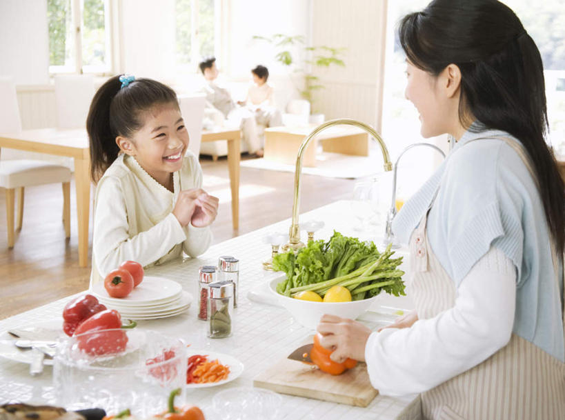 点心,面包,东方人,儿童,头发,四个人,家庭,夫妻,母亲,父亲,女儿,儿子,站,横图,室内,白天,正面,爱情,纯洁,餐桌,厨房,窗户,桌子,萝卜,胡萝卜,辣椒,蔬菜,杯子,餐具,椅子,亚洲,一排,许多,阴影,条纹,服装,新鲜,整齐,光线,碟子,盘,影子,墙,生菜,莴苣,食品,面点,案板,浪漫,拿,拿着,注视,休闲装,黄种人,玻璃窗,墙壁,墙面,玻璃制品,砧板,食物,糕点,排列,小孩,衣服,白色,黑色,阳光,盘子,水杯,碟,低头,观察,看,站着,休闲,温暖,温馨,父子,母女,一家人,休闲服,恩爱,父爱,可爱,母爱,童年,童趣,恋人,服饰,有机食品,绿色食品,餐台,观看,和睦,察看,队列,关注,彩椒,童真,烂漫,无邪,辣角,红海椒,大椒,辣虎,广椒,春菜,鹅仔菜,莴仔菜,千金菜,叶用莴苣,天真,男孩,男人,男性,年轻男性,年轻女性,女孩,女人,女性,亚洲人,孩子,夫妇,情侣,玻璃杯,甜椒,柿子椒,辣子,红萝卜,海椒,甘荀,番椒,灯笼椒,站立,半身,彩图,灶间,伴侣,融洽,男生,女生